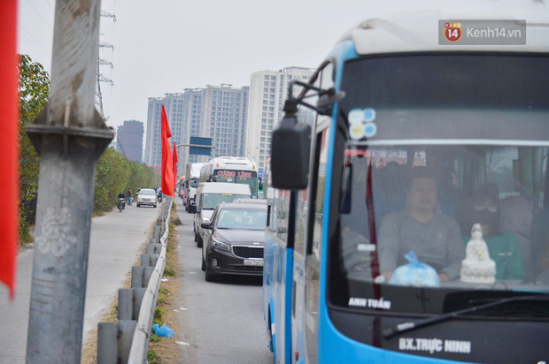  Chùm ảnh: Cửa ngõ Hà Nội ùn tắc kinh hoàng, các bến xe chật cứng người dân quay trở lại sau kỳ nghỉ Tết dương lịch  - Ảnh 5.