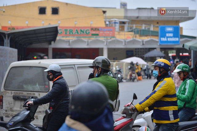  Chùm ảnh: Cửa ngõ Hà Nội ùn tắc kinh hoàng, các bến xe chật cứng người dân quay trở lại sau kỳ nghỉ Tết dương lịch  - Ảnh 42.