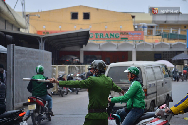  Chùm ảnh: Cửa ngõ Hà Nội ùn tắc kinh hoàng, các bến xe chật cứng người dân quay trở lại sau kỳ nghỉ Tết dương lịch  - Ảnh 43.