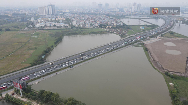  Chùm ảnh: Cửa ngõ Hà Nội ùn tắc kinh hoàng, các bến xe chật cứng người dân quay trở lại sau kỳ nghỉ Tết dương lịch  - Ảnh 47.