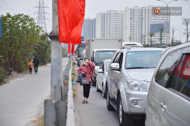  Chùm ảnh: Cửa ngõ Hà Nội ùn tắc kinh hoàng, các bến xe chật cứng người dân quay trở lại sau kỳ nghỉ Tết dương lịch  - Ảnh 6.