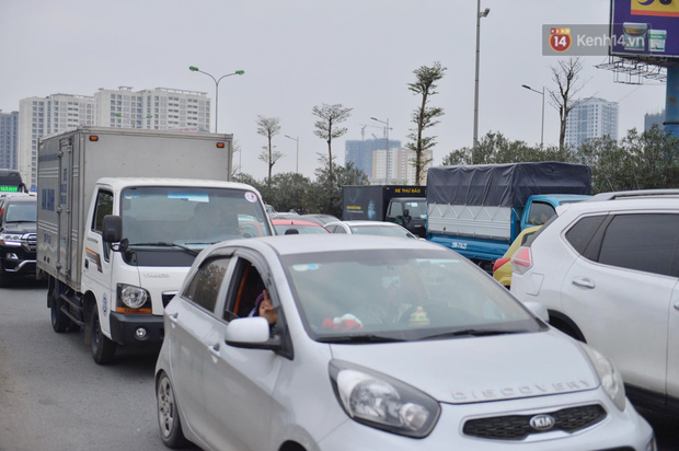  Chùm ảnh: Cửa ngõ Hà Nội ùn tắc kinh hoàng, các bến xe chật cứng người dân quay trở lại sau kỳ nghỉ Tết dương lịch  - Ảnh 9.