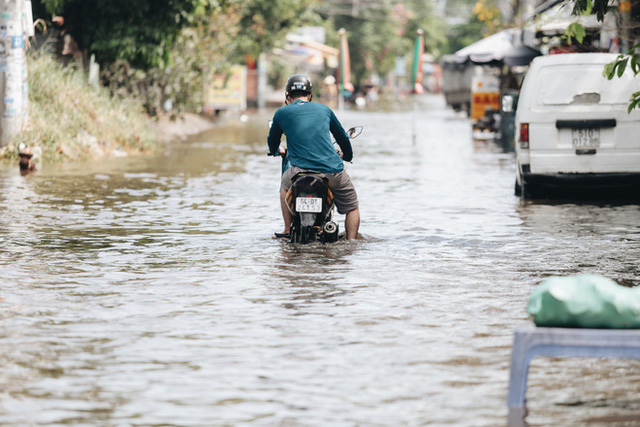  Sài Gòn không mưa, thành phố Thủ Đức vẫn ngập từ sáng đến trưa, dân bỏ nhà đi nơi khác  - Ảnh 10.
