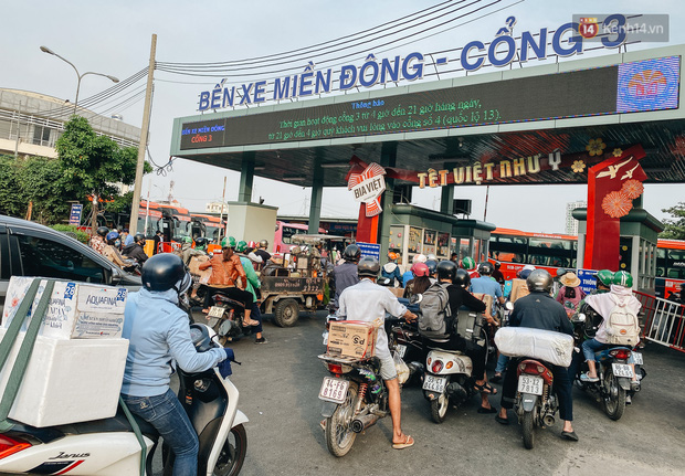 Sinh viên ùn ùn rời Sài Gòn về quê ăn Tết sớm, bến xe đông nghẹt khách - Ảnh 1.