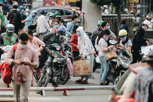 Sinh viên ùn ùn rời Sài Gòn về quê ăn Tết sớm, bến xe đông nghẹt khách - Ảnh 2.