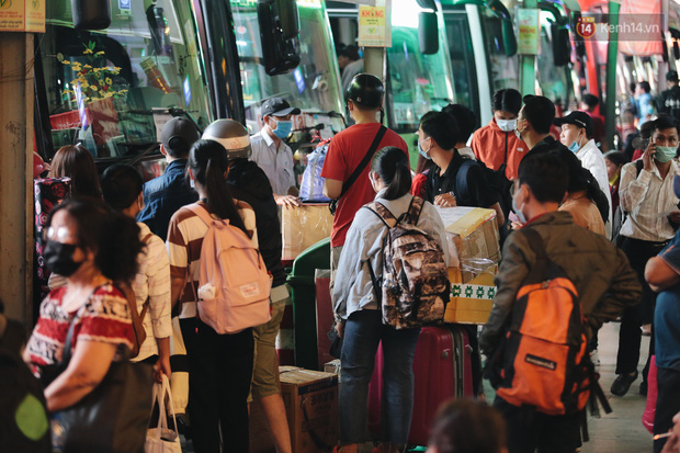 Sinh viên ùn ùn rời Sài Gòn về quê ăn Tết sớm, bến xe đông nghẹt khách - Ảnh 15.