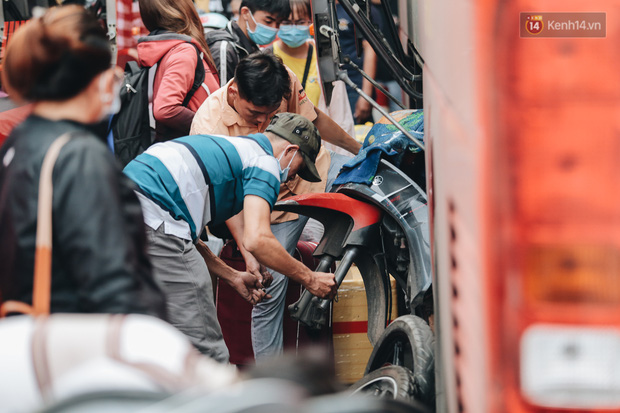 Sinh viên ùn ùn rời Sài Gòn về quê ăn Tết sớm, bến xe đông nghẹt khách - Ảnh 16.