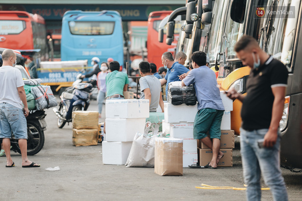 Sinh viên ùn ùn rời Sài Gòn về quê ăn Tết sớm, bến xe đông nghẹt khách - Ảnh 17.
