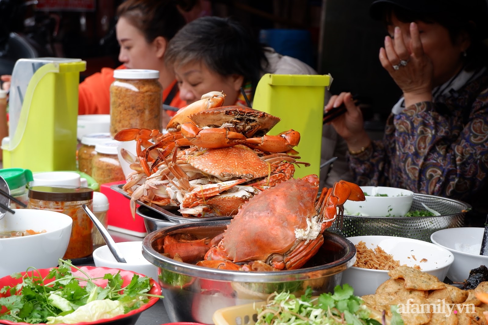 Ghé khu chợ "thiên đường" đất Cảng để thưởng thức không sót món đặc sản nào, lại xách về đủ hải sản tươi sống, giá dù đắt hơn vẫn được yêu thích