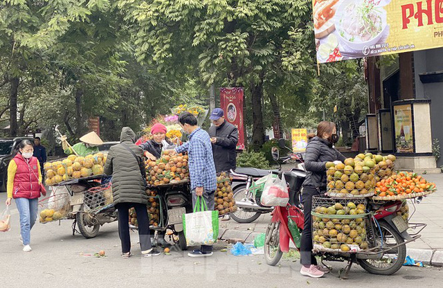  Hà Nội tái diễn chợ cóc tự phát khi Tết Nguyên đán cận kề  - Ảnh 2.