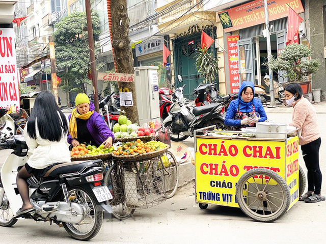  Hà Nội tái diễn chợ cóc tự phát khi Tết Nguyên đán cận kề  - Ảnh 11.