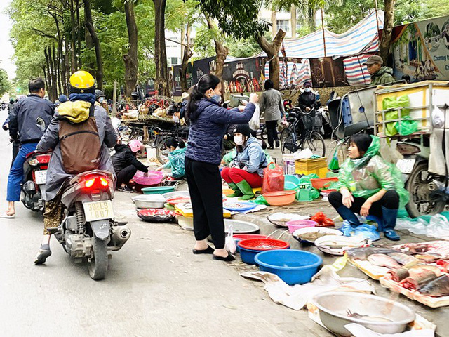  Hà Nội tái diễn chợ cóc tự phát khi Tết Nguyên đán cận kề  - Ảnh 10.