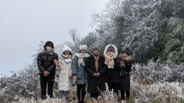 Sáng nay đỉnh Mẫu Sơn, Phia Oắc cây cối đóng băng, nhiều du khách thích thú chụp ảnh check in - Ảnh 12.