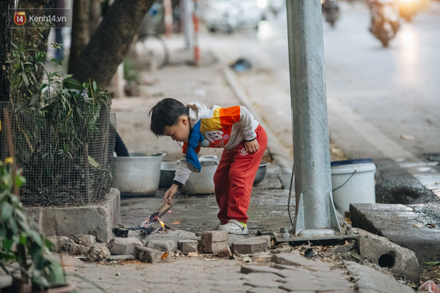  Chùm ảnh: Hà Nội chìm trong rét buốt nhất từ đầu mùa, nhiều người khoác 5, 6 lớp áo chống lại cái rét xấp xỉ 10 độ C  - Ảnh 8.