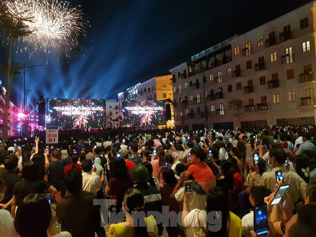  Rực rỡ pháo hoa chào mừng thành phố Phú Quốc  - Ảnh 1.