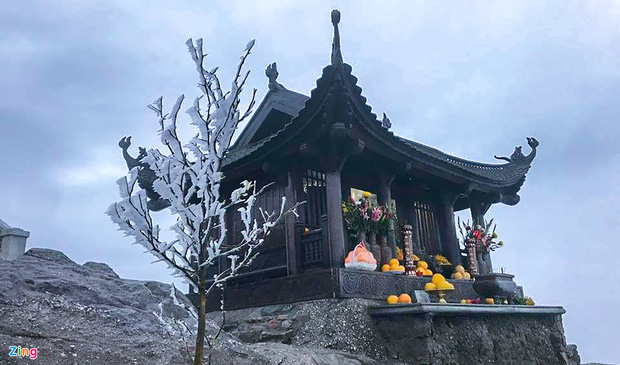 Trầm trồ trước khung cảnh băng tuyết tuyệt đẹp bao phủ chùa Đồng ...
