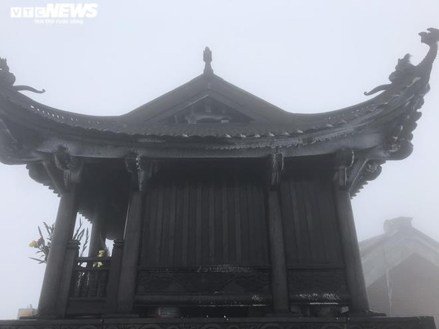 Trầm trồ trước khung cảnh băng tuyết tuyệt đẹp bao phủ chùa Đồng trên đỉnh non thiêng Yên Tử - Ảnh 6.