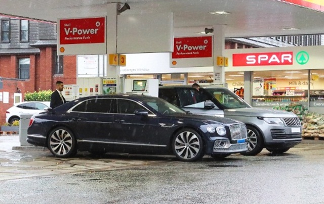 Bi hài khủng hoảng thiếu nhiên liệu ở Anh: Ôtô Bentley của Cristiano Ronaldo chờ 7 tiếng không đổ được xăng - Ảnh 1.