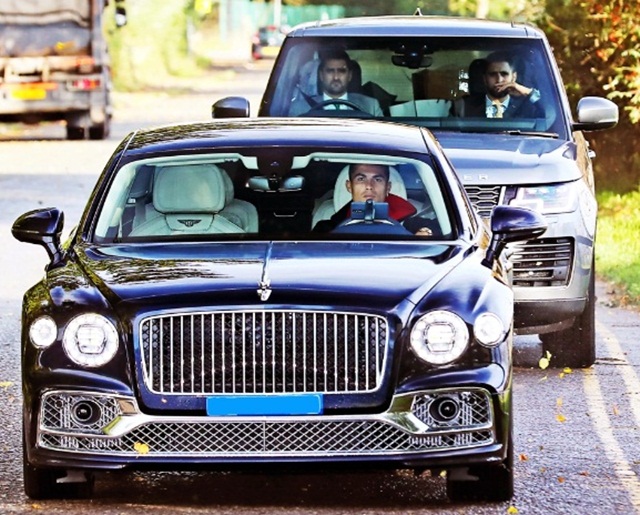 Bi hài khủng hoảng thiếu nhiên liệu ở Anh: Ôtô Bentley của Cristiano Ronaldo chờ 7 tiếng không đổ được xăng - Ảnh 2.