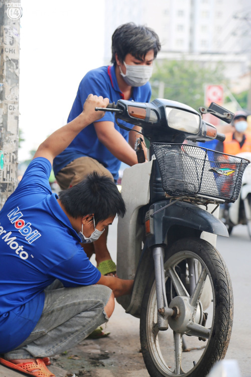  Người Sài Gòn ùn ùn dắt xe máy đi kiểm tra, thay bình ắc-quy sau nhiều tháng trùm mền, nơi sửa laptop cũng đông nghẹt - Ảnh 14.