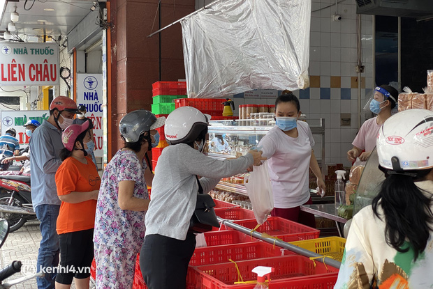  Hốt hụi chót: Người Sài Gòn hùng hục đi săn... bánh Trung thu vào sáng nay, mặc kệ Rằm tháng 8 đã qua tận 10 ngày! - Ảnh 4.