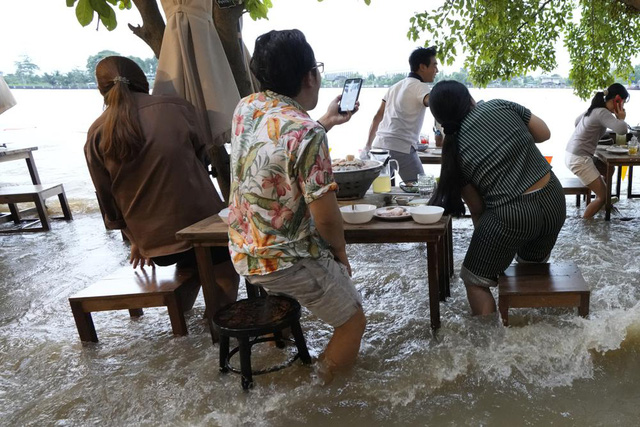  Lẩu lướt ván khiến một nhà hàng ăn nên làm ra trong khi hàng xóm đìu hiu vì ngập lụt  - Ảnh 2.