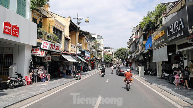  Nhiều cửa hàng kinh doanh ở Hà Nội bị dán thông báo ngừng cấp điện nước vì không đóng phí  - Ảnh 5.