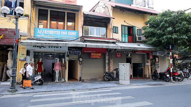  Nhiều cửa hàng kinh doanh ở Hà Nội bị dán thông báo ngừng cấp điện nước vì không đóng phí  - Ảnh 6.