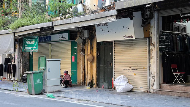  Nhiều cửa hàng kinh doanh ở Hà Nội bị dán thông báo ngừng cấp điện nước vì không đóng phí  - Ảnh 7.