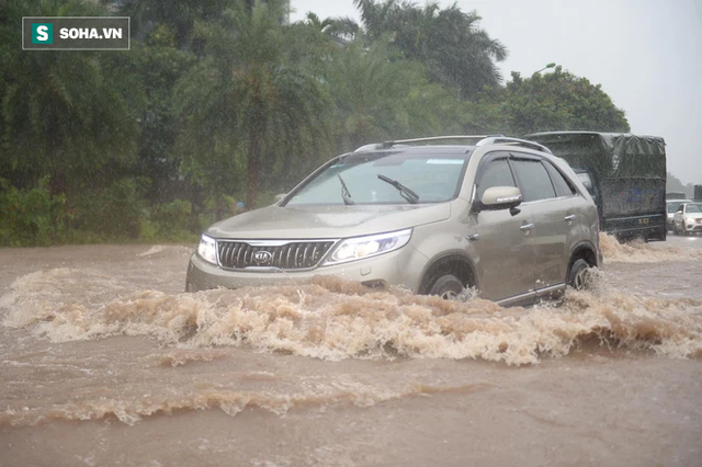  Hà Nội: Đại lộ Thăng Long - Vành đai 3 ngập nghiêm trọng, ô tô đi trong biển nước  - Ảnh 1.