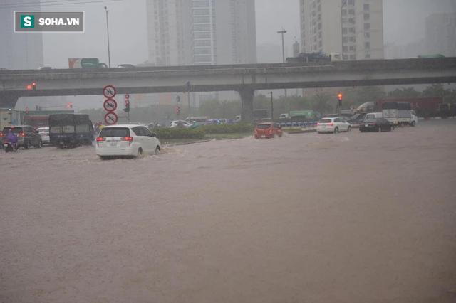  Hà Nội: Đại lộ Thăng Long - Vành đai 3 ngập nghiêm trọng, ô tô đi trong biển nước  - Ảnh 2.