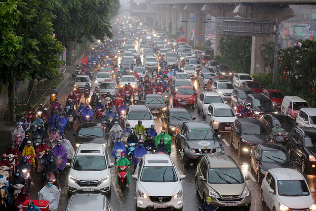  Hà Nội mưa rét sáng đầu tuần, người dân chôn chân giữa đường do giao thông ùn tắc  - Ảnh 1.