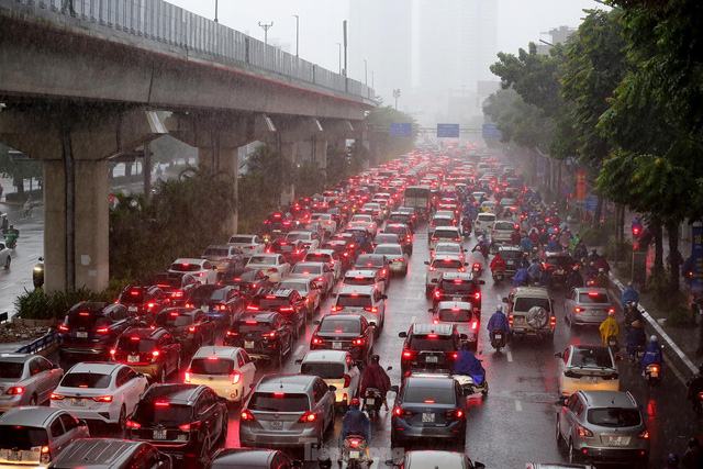  Hà Nội mưa rét sáng đầu tuần, người dân chôn chân giữa đường do giao thông ùn tắc  - Ảnh 2.