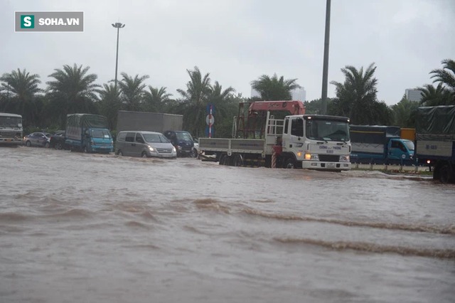  Hà Nội: Đại lộ Thăng Long - Vành đai 3 ngập nghiêm trọng, ô tô đi trong biển nước  - Ảnh 11.