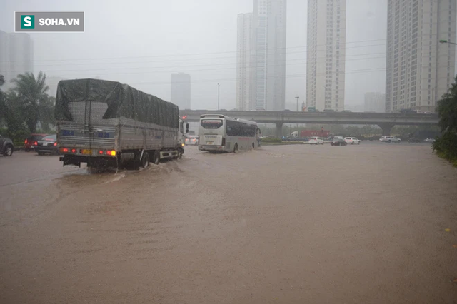  Hà Nội: Đại lộ Thăng Long - Vành đai 3 ngập nghiêm trọng, ô tô đi trong biển nước  - Ảnh 13.
