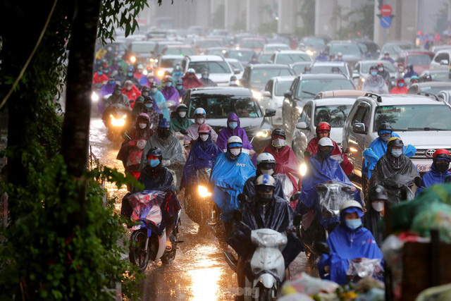  Hà Nội mưa rét sáng đầu tuần, người dân chôn chân giữa đường do giao thông ùn tắc  - Ảnh 3.