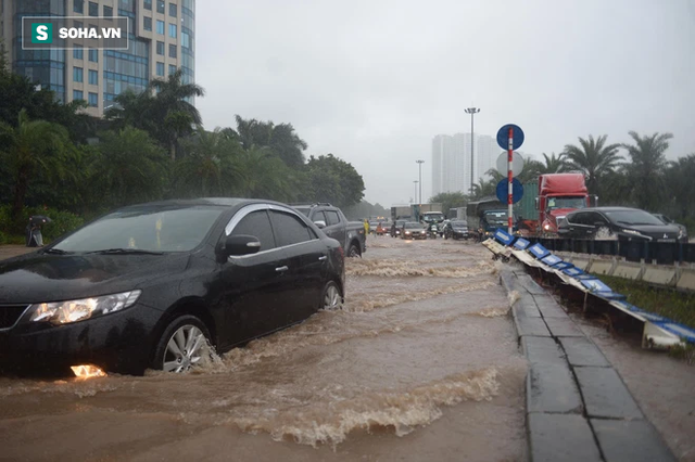  Hà Nội: Đại lộ Thăng Long - Vành đai 3 ngập nghiêm trọng, ô tô đi trong biển nước  - Ảnh 4.