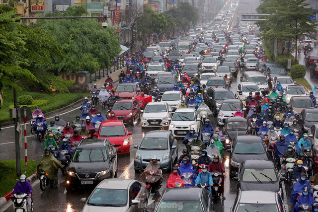  Hà Nội mưa rét sáng đầu tuần, người dân chôn chân giữa đường do giao thông ùn tắc  - Ảnh 5.