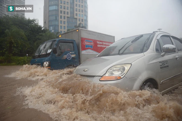  Hà Nội: Đại lộ Thăng Long - Vành đai 3 ngập nghiêm trọng, ô tô đi trong biển nước  - Ảnh 6.