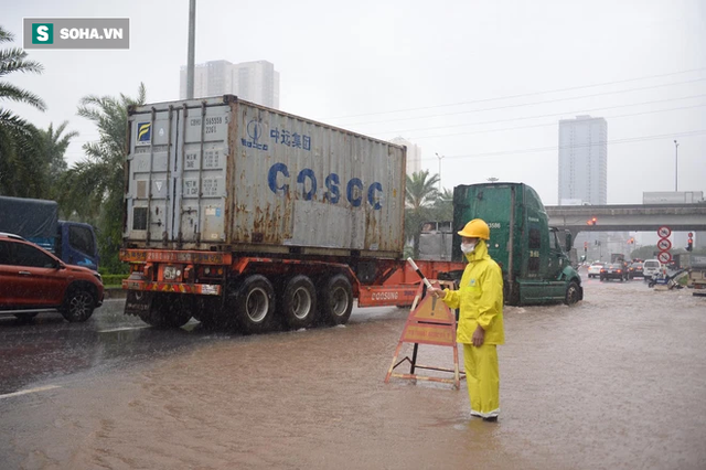  Hà Nội: Đại lộ Thăng Long - Vành đai 3 ngập nghiêm trọng, ô tô đi trong biển nước  - Ảnh 8.