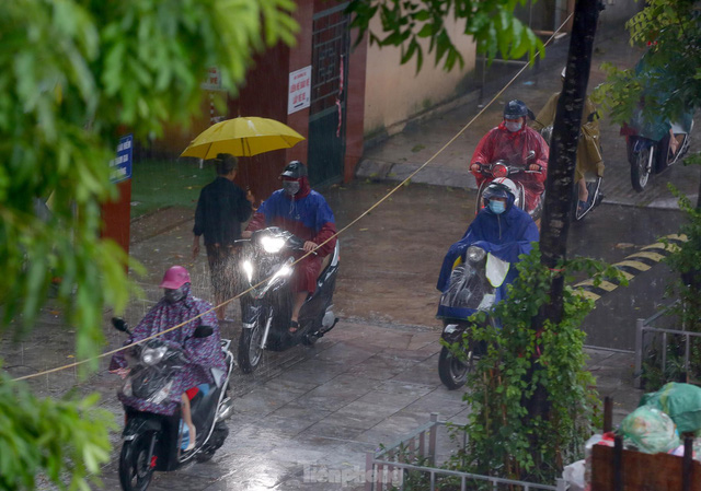  Hà Nội mưa rét sáng đầu tuần, người dân chôn chân giữa đường do giao thông ùn tắc  - Ảnh 8.