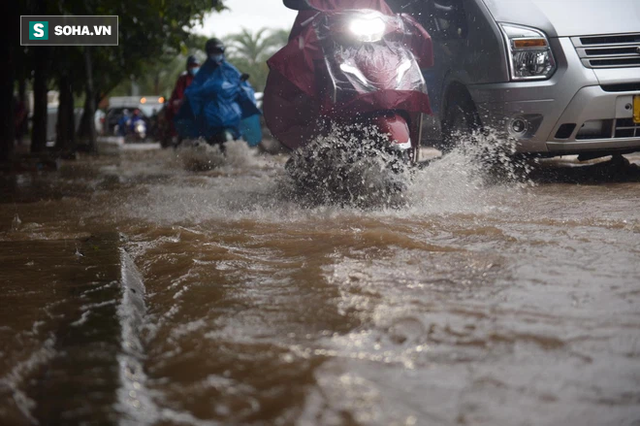  Hà Nội: Đại lộ Thăng Long - Vành đai 3 ngập nghiêm trọng, ô tô đi trong biển nước  - Ảnh 9.