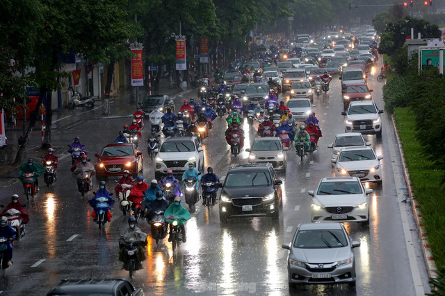  Hà Nội mưa rét sáng đầu tuần, người dân chôn chân giữa đường do giao thông ùn tắc  - Ảnh 9.