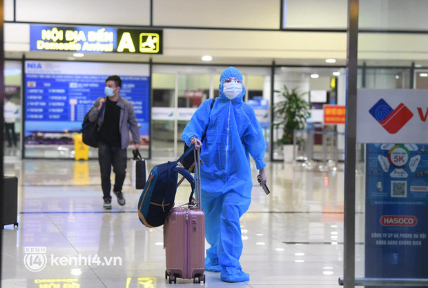  Chùm ảnh: Niềm vui của hành khách trên chuyến bay thương mại đầu tiên từ TP.HCM ra Hà Nội khi không phải cách ly tập trung - Ảnh 2.