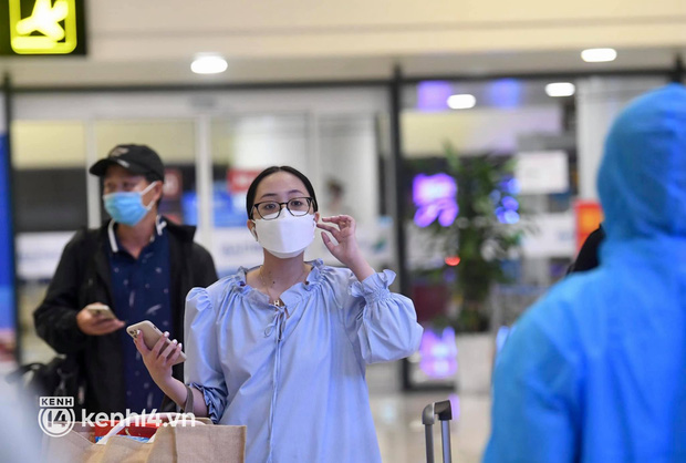  Chùm ảnh: Niềm vui của hành khách trên chuyến bay thương mại đầu tiên từ TP.HCM ra Hà Nội khi không phải cách ly tập trung - Ảnh 3.