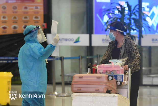  Chùm ảnh: Niềm vui của hành khách trên chuyến bay thương mại đầu tiên từ TP.HCM ra Hà Nội khi không phải cách ly tập trung - Ảnh 4.