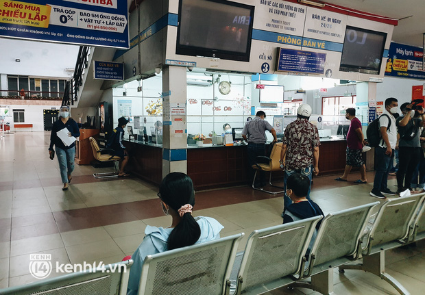  Ga Sài Gòn mở cửa, những vị khách đầu tiên mua được vé về quê xúc động: Cầm 2 tấm vé trên tay, tôi mừng lắm - Ảnh 4.