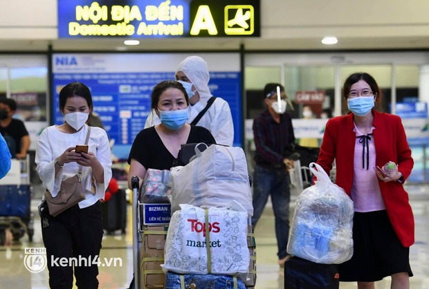  Chùm ảnh: Niềm vui của hành khách trên chuyến bay thương mại đầu tiên từ TP.HCM ra Hà Nội khi không phải cách ly tập trung - Ảnh 5.
