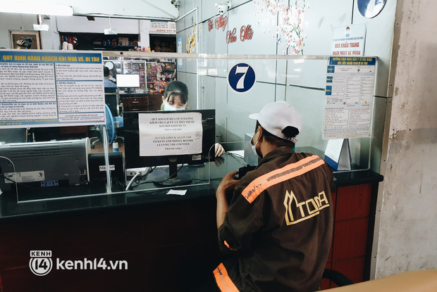  Ga Sài Gòn mở cửa, những vị khách đầu tiên mua được vé về quê xúc động: Cầm 2 tấm vé trên tay, tôi mừng lắm - Ảnh 5.