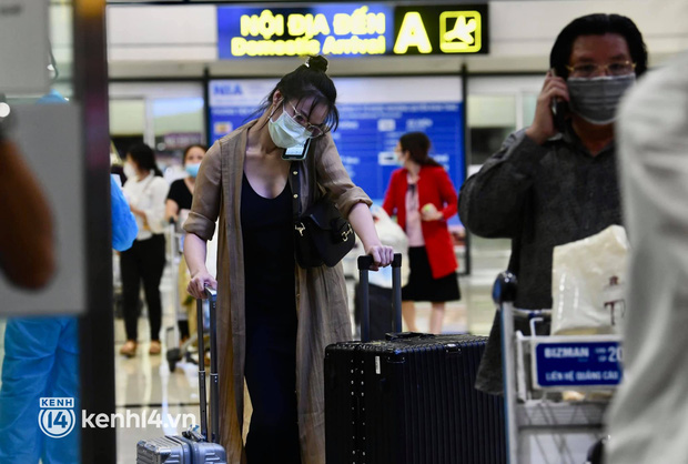  Chùm ảnh: Niềm vui của hành khách trên chuyến bay thương mại đầu tiên từ TP.HCM ra Hà Nội khi không phải cách ly tập trung - Ảnh 6.